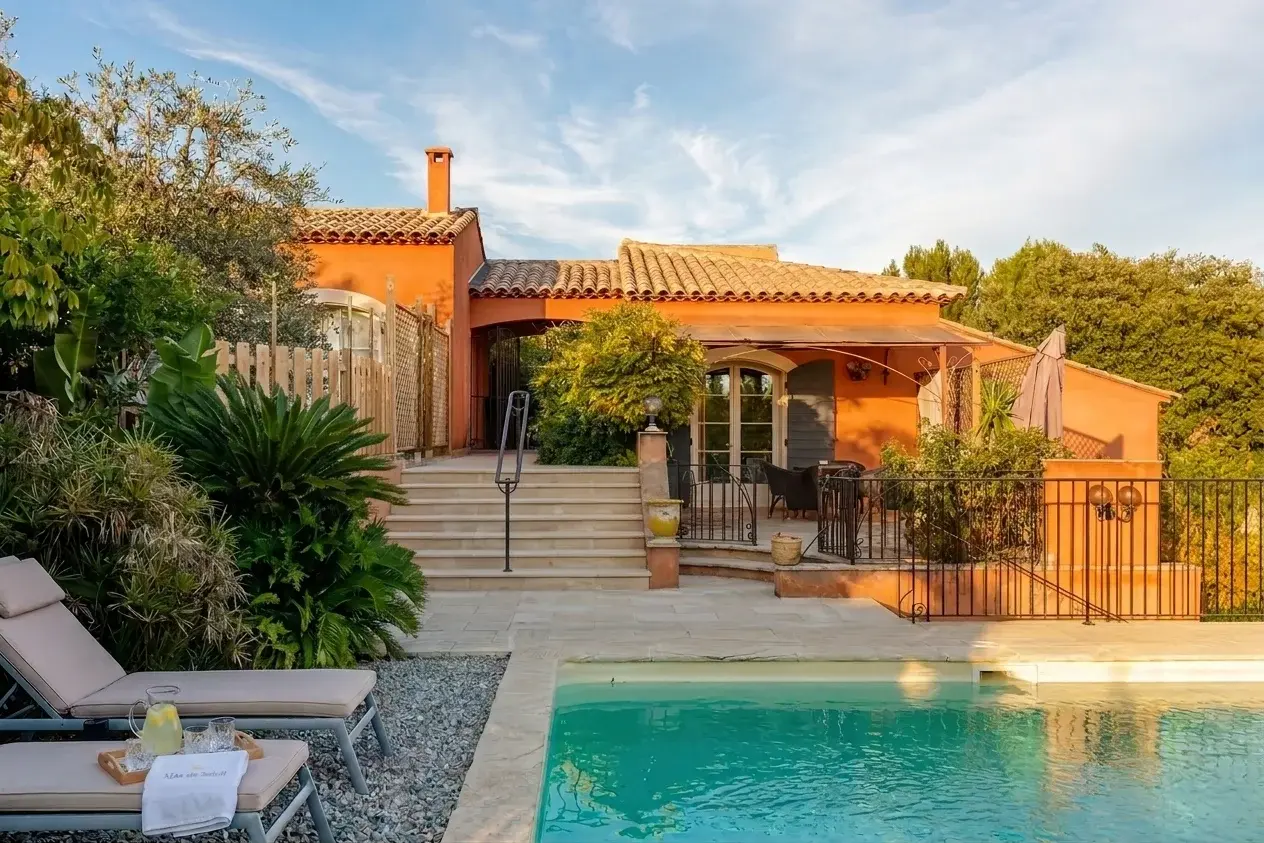Piscine partagée du Mas des Bouteillans entourée de lavande, en Provence