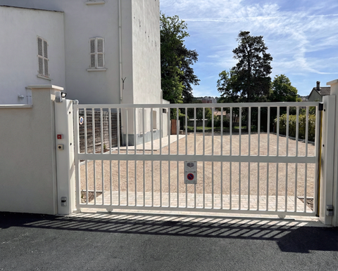 Portail coulissant motorisé installé par Equinum – La Garde Toulon Var