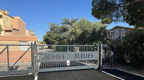 Portail coulissant motorisé installé par Equinum – La Garde Toulon Var