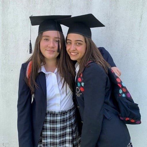 Alumnas de la Academia Maddox de secundaria con gorros de graduación