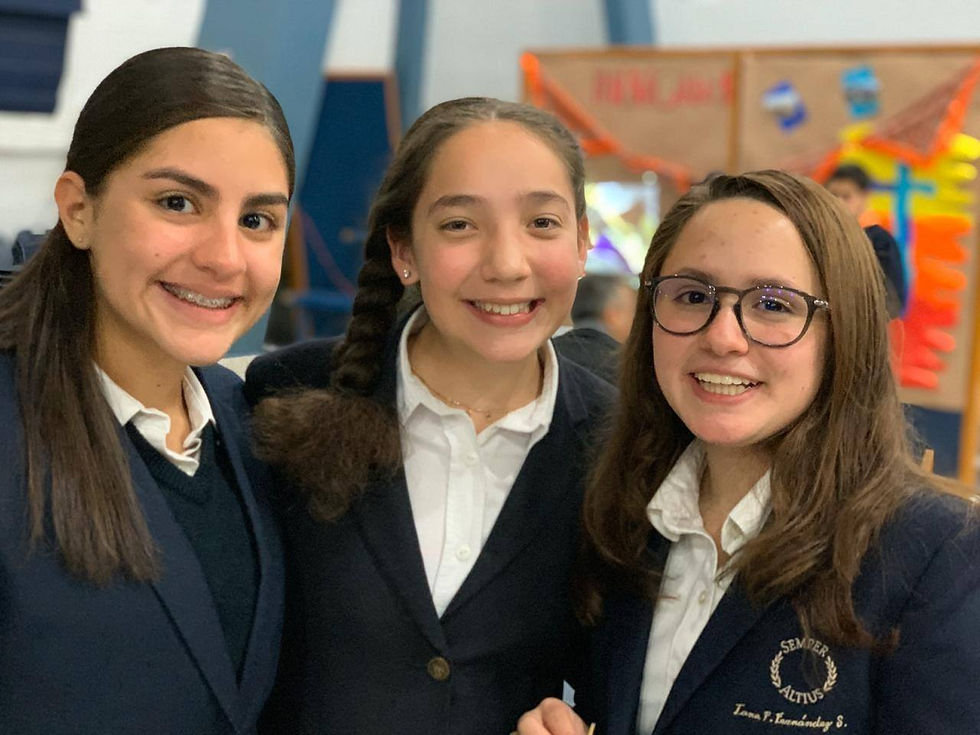 Alumnas de la Academia Maddox de secundaria