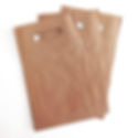 Sacos de papel castanho com orifícios para as mãos em fundo branco.