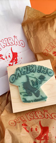 Carimbo grande de borracha e por trás embalagens alimentares em papel carimbadas.