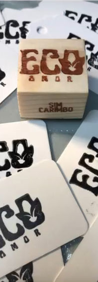 Etiquetas de papel brancas carimbadas com um carimbo com logótipo "Eco"