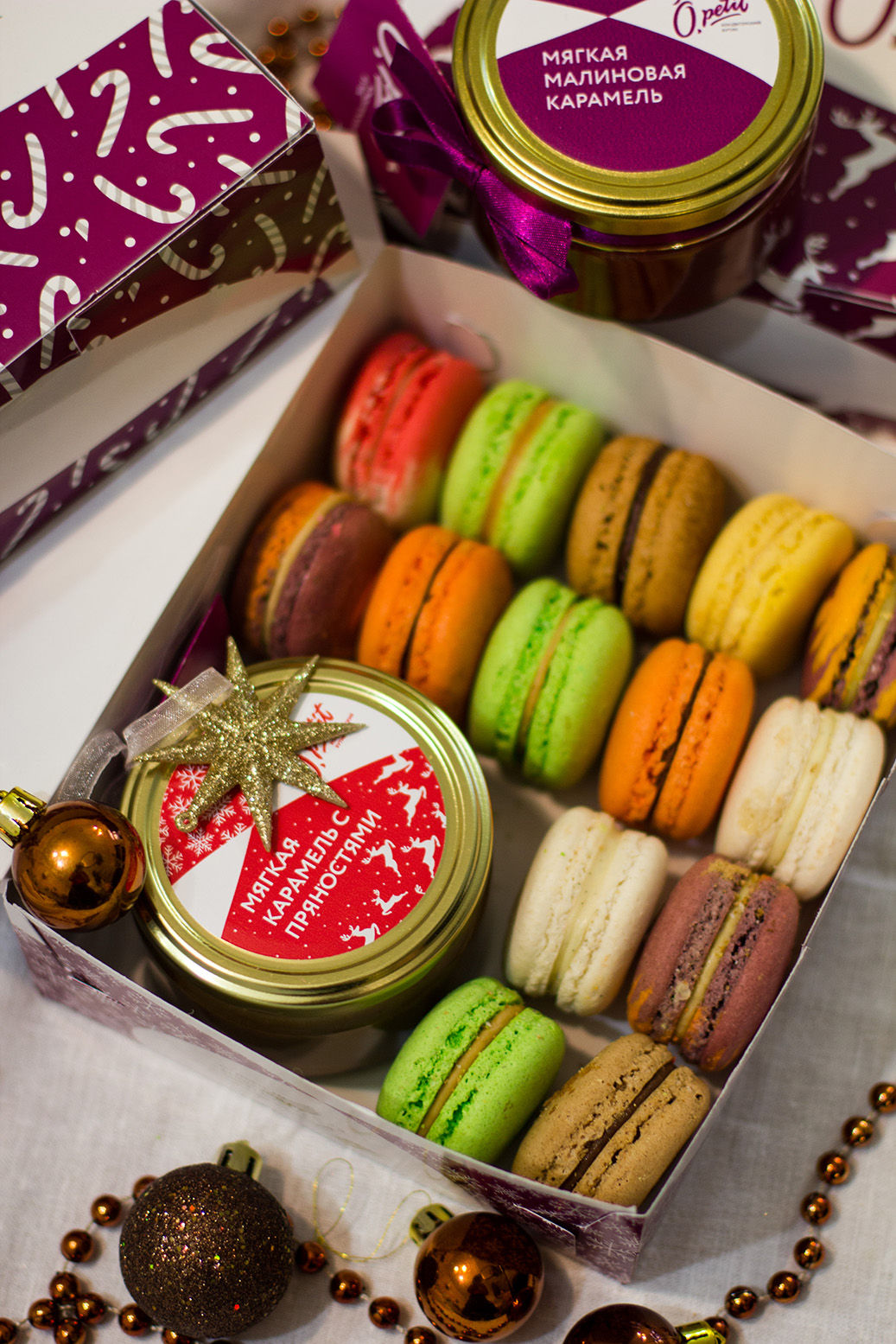 Набор из 14 макарон и карамели