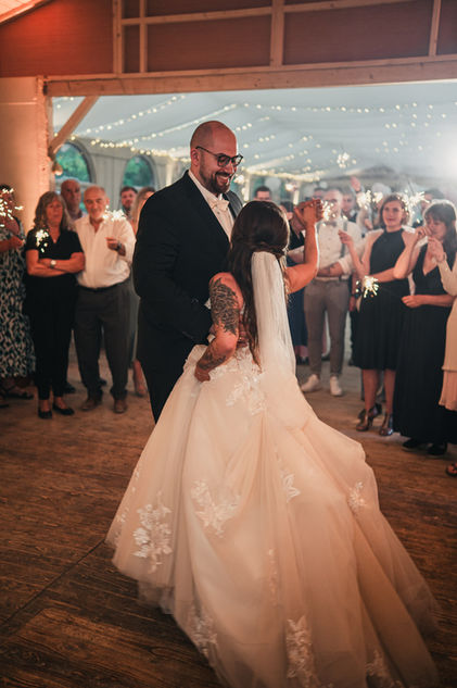 Ein strahlendes Brautpaar steht Hand in Hand vor der historischen Kulisse des Lübecker Rathauses. Der Hochzeitsfotograf in Lübeck und Umgebung hat den perfekten Winkel gefunden, um das glückliche Paar vor dem imposanten Gebäude abzulichten. Der Fotograf fängt die Freude und Liebe des Tages in jedem Bild ein und schafft damit einzigartige Erinnerungen für das Paar und ihre Familie. Ob beim romantischen Paarshooting in einem der idyllischen Gärten der Stadt oder beim Festhalten der festlichen Stimmung auf der Feier, der Fotograf sorgt dafür, dass jedes Detail des Tages unvergesslich bleibt. Mit seinem professionellen Service und seiner Leidenschaft für die Fotografie ist er der ideale Begleiter für jeden, der in Lübeck und Umgebung heiratet und eine Hochzeit in Bildern festhalten möchte, die für immer Bestand haben werden.