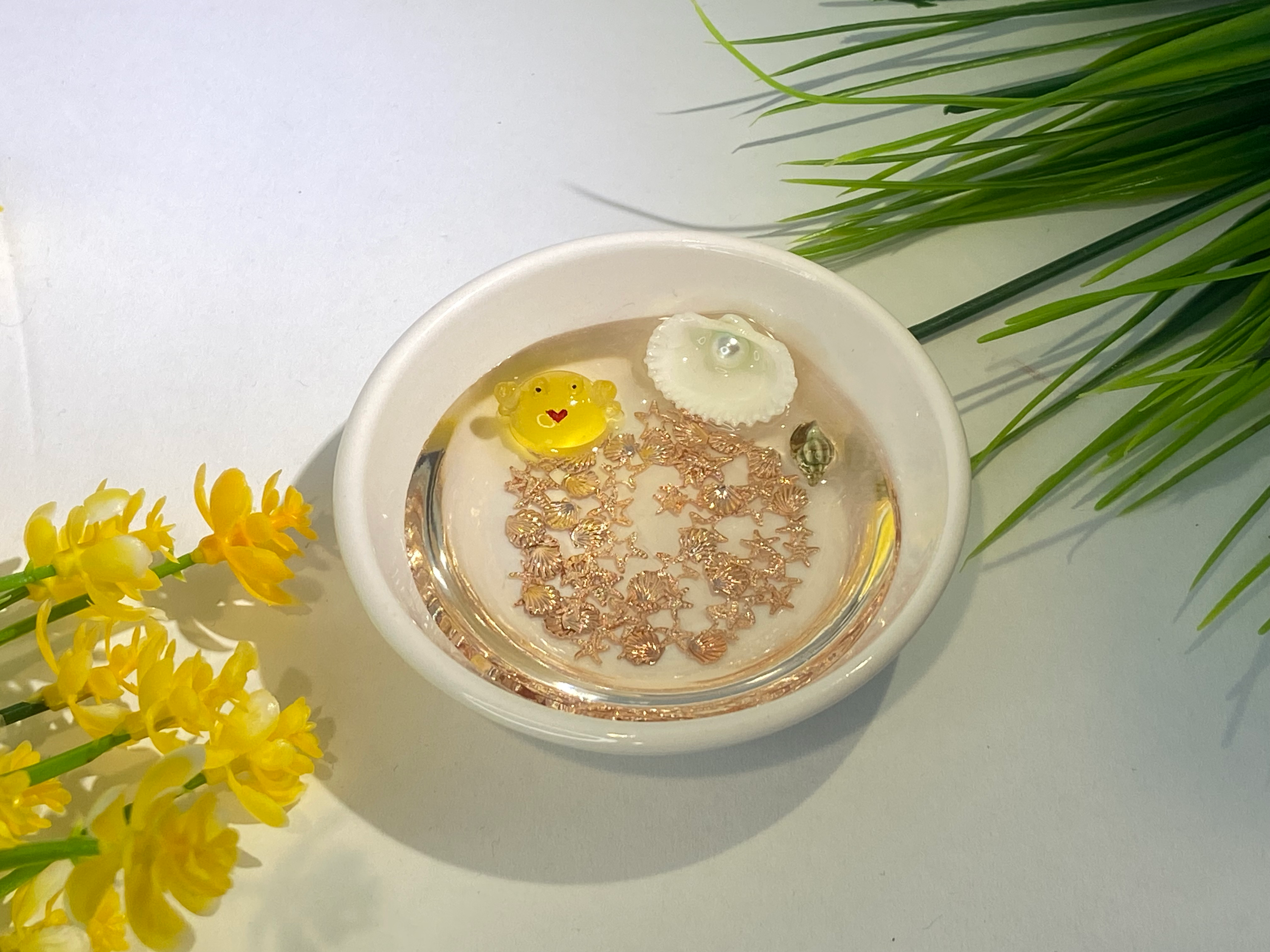 Ring Dish small circle with yellow crab and shell with pearl
