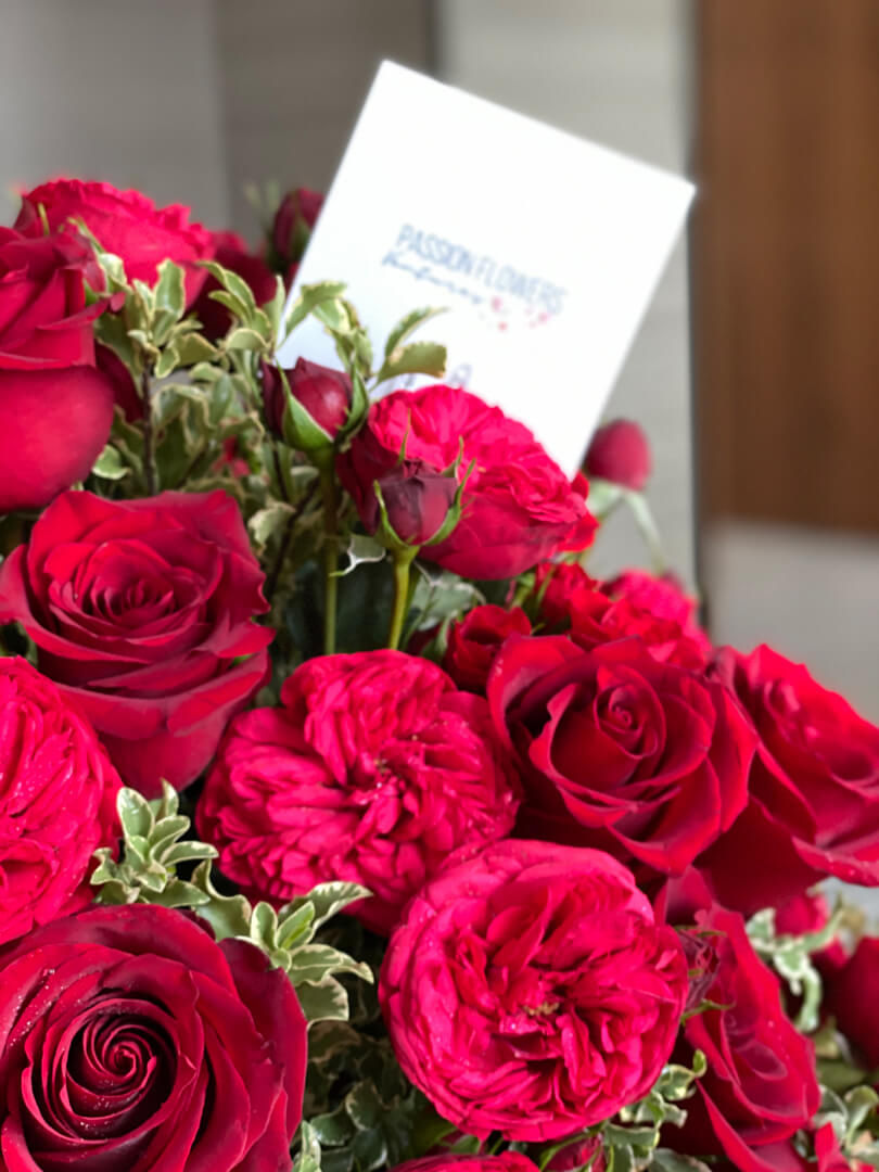 Thumbnail: Arreglo de rosas con rosas garden en rojo