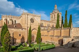 Entorno ajardinado alrededor de la Catedral de Santa maria de ciudad rodrigo