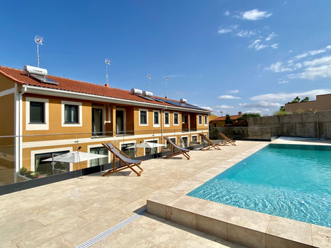 Vistas a la piscina y al complejo con sus tumbonas