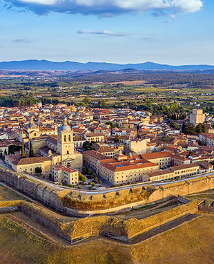 Vista aérea de ciudad Rodrigo con vistas de la muralla abaluartada y la catedral con la sierra de francia al fondo