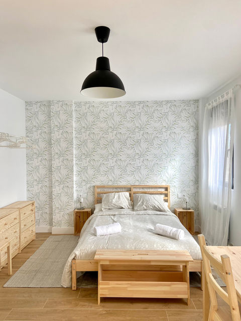 Dormitorio principal con cómoda cama y vistas panorámicas en nuestro alojamiento turístico