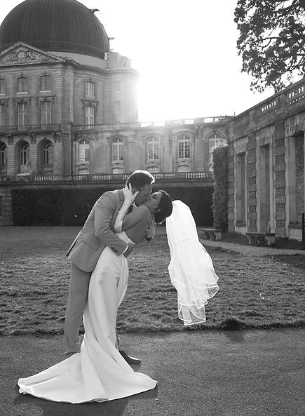Claudia portant sa robe de mariée transformée, les mariés s'embrassant au coucher du soleil.