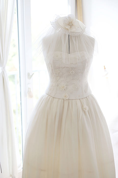Robe de mariée et voile sur mesure en soie, ornés de fleurs en soie entièrement créées et brodées à la main, en cours de création à l'Atelier E.