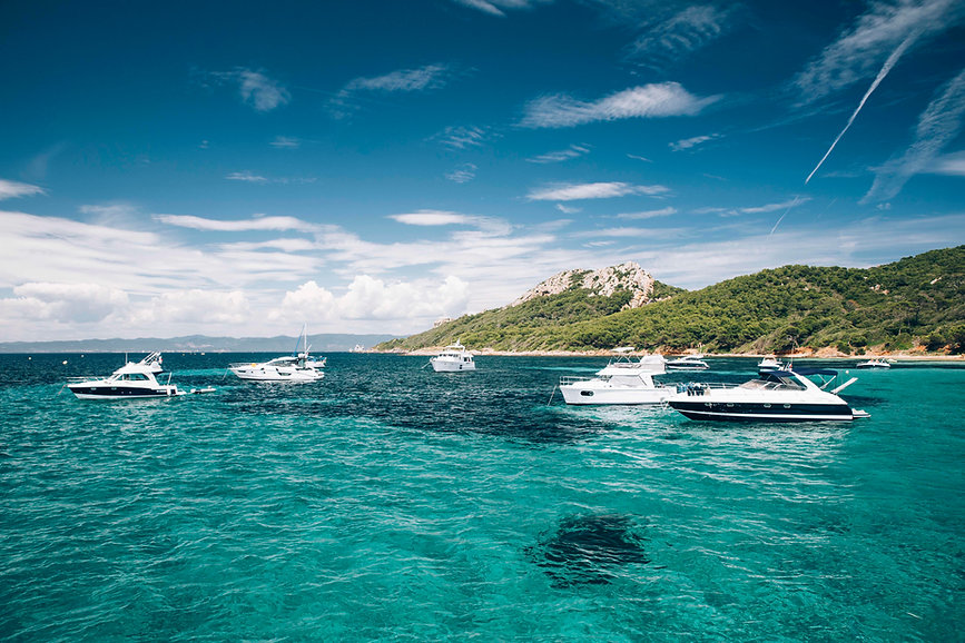 location bateaux moteurs hors-bord semi rigide voiliers catamaran hyeres bandol var provence toulon porquerolles port-cros saint tropez leoube