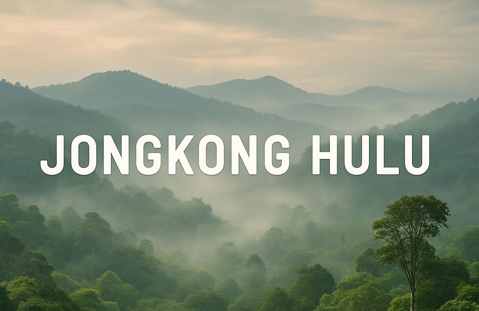 Traditionell getrocknetes Kratompulver aus Jongkong Hulu auf natürlicher Bambusmatte – Symbol für nachhaltige Verarbeitung in Indonesien.