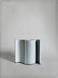 Curved vase 001 / 2022