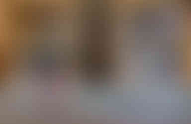 Un passante percorre la Via Maistra passando davanti alla storica Confiserie Hanselmann