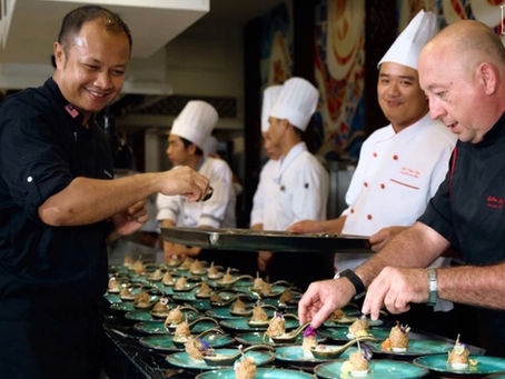     Chef Gilles Galli, Executive Chef of Vinpearl Resort Nha Trang, and  Chef Azizskandar Awang, Executive Chef of Villa Le Corail, A Gran Meliá, prepare an entry at the Symphony of Flavors.