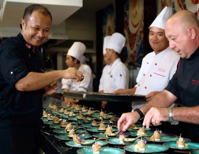     Chef Gilles Galli, Executive Chef of Vinpearl Resort Nha Trang, and  Chef Azizskandar Awang, Executive Chef of Villa Le Corail, A Gran Meliá, prepare an entry at the Symphony of Flavors.