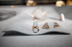 SKREIN* Schmuck auf Faserzement