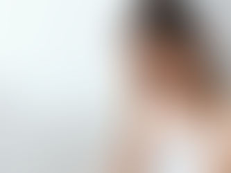 Une femme avec une douleur à l'oeil