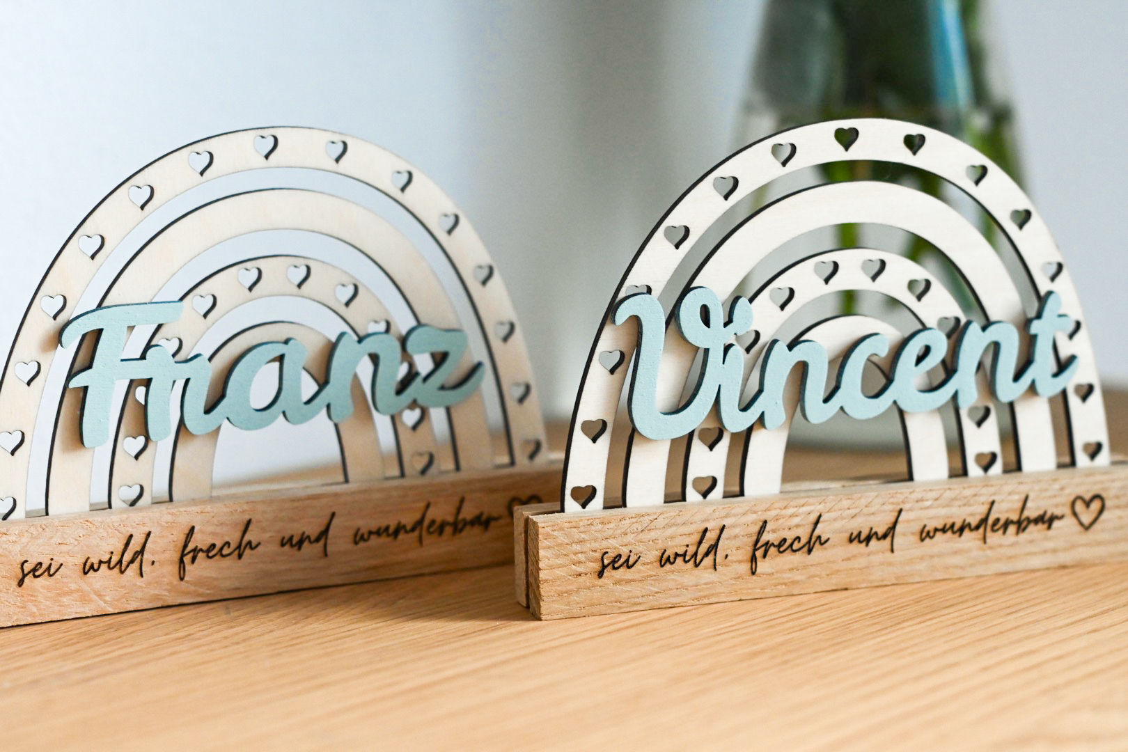 Personalisierter Namensaufsteller aus Holz im Regenbogen Design zur Geburt
