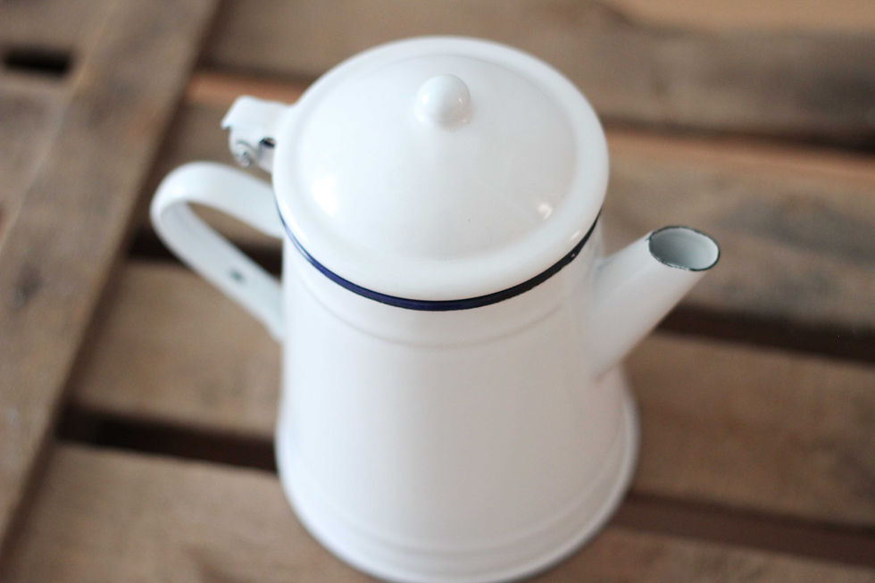 Thumbnail: Cafetera blanca de metal esmaltado