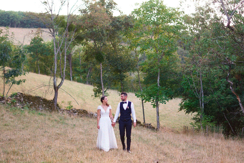 Mariés marchant lors d'un mariage intimiste en argentique avec cérémonie laïque au Château de Courbeville