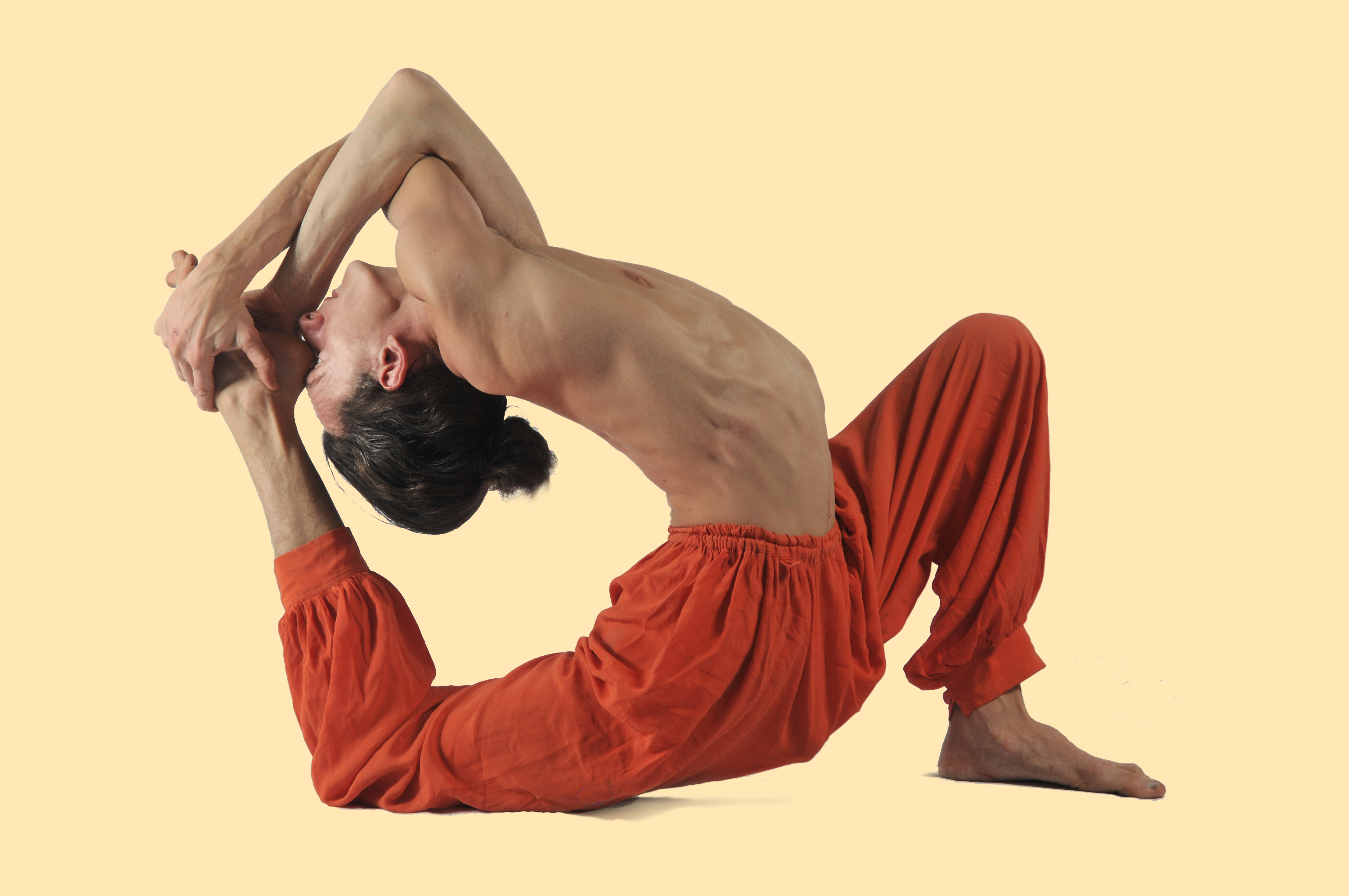 Королевская йога калабин. Мастер класс по йоге картинка. Мастер йоги. Занятия на природе. Йога клуб.