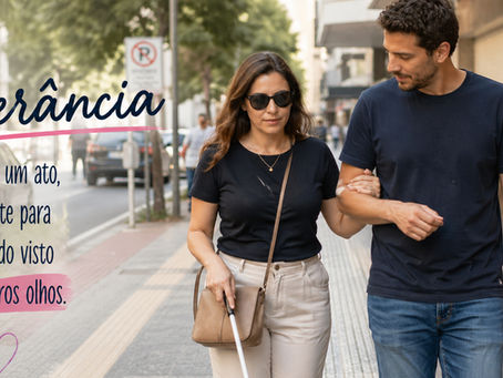 Mulher com deficiência visual caminhando pela calçada com auxílio de um homem vidente, enquanto ele descreve o ambiente urbano ao redor
