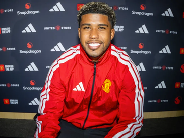 Andrey Santos posa com o uniforme do Manchester United após assinar contrato vindo do Chelsea