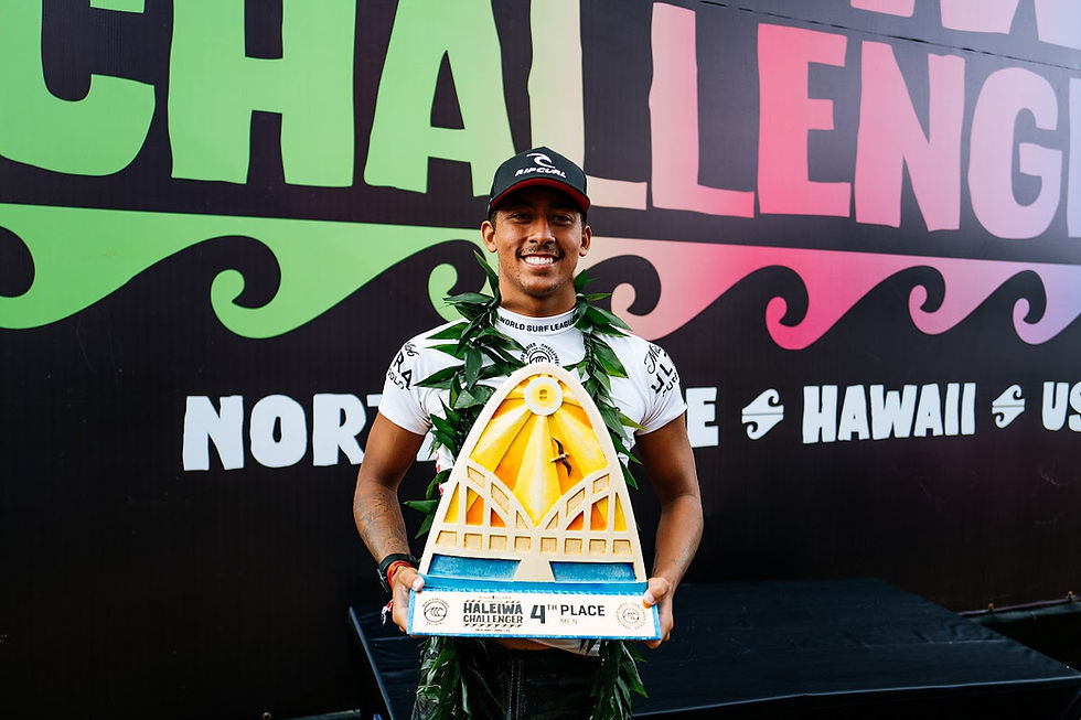 Samuel Pupo com o troféu da sua primeira final no Havaí.