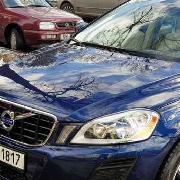 Modré Volvo SUV po detailingu