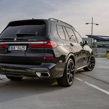 Černé SUV po detailingu zaparkované venku