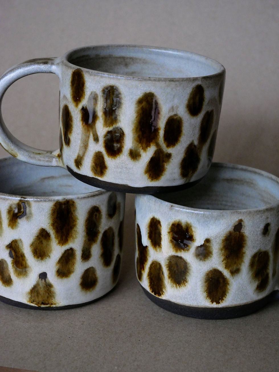 Hrníček tečky ~ 330 ml