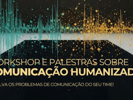 Uma fotografia conceitual surrealista com iluminação dramática, mostrando dois executivos em trajes corporativos sóbrios isolados nas bordas opostas de um abismo profundo de granito negro. O executivo da esquerda grita, visualizado como ondas sonoras fragmentadas de azul-petróleo e flashes dourados de amarelo-mostarda, que se transformam em partículas geométricas caindo no vazio. Do outro lado, a executiva cobre os ouvidos. Acima, em tipografia limpa, o texto branco lê: 'COMUNICAÇÃO HUMANIZADA NÃO É GENTILEZA.' e abaixo: 'É ESTRATÉGIA.'