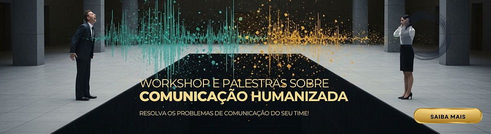 Uma fotografia conceitual surrealista com iluminação dramática, mostrando dois executivos em trajes corporativos sóbrios isolados nas bordas opostas de um abismo profundo de granito negro. O executivo da esquerda grita, visualizado como ondas sonoras fragmentadas de azul-petróleo e flashes dourados de amarelo-mostarda, que se transformam em partículas geométricas caindo no vazio. Do outro lado, a executiva cobre os ouvidos. Abaixo, em tipografia limpa, o texto amarelo lê: 'WORKSHOP E PALESTRAS SOBRE COMUNICAÇÃO HUMANIZADA".e abaixo: 'resolva os problemas de comunicação do seu time!'