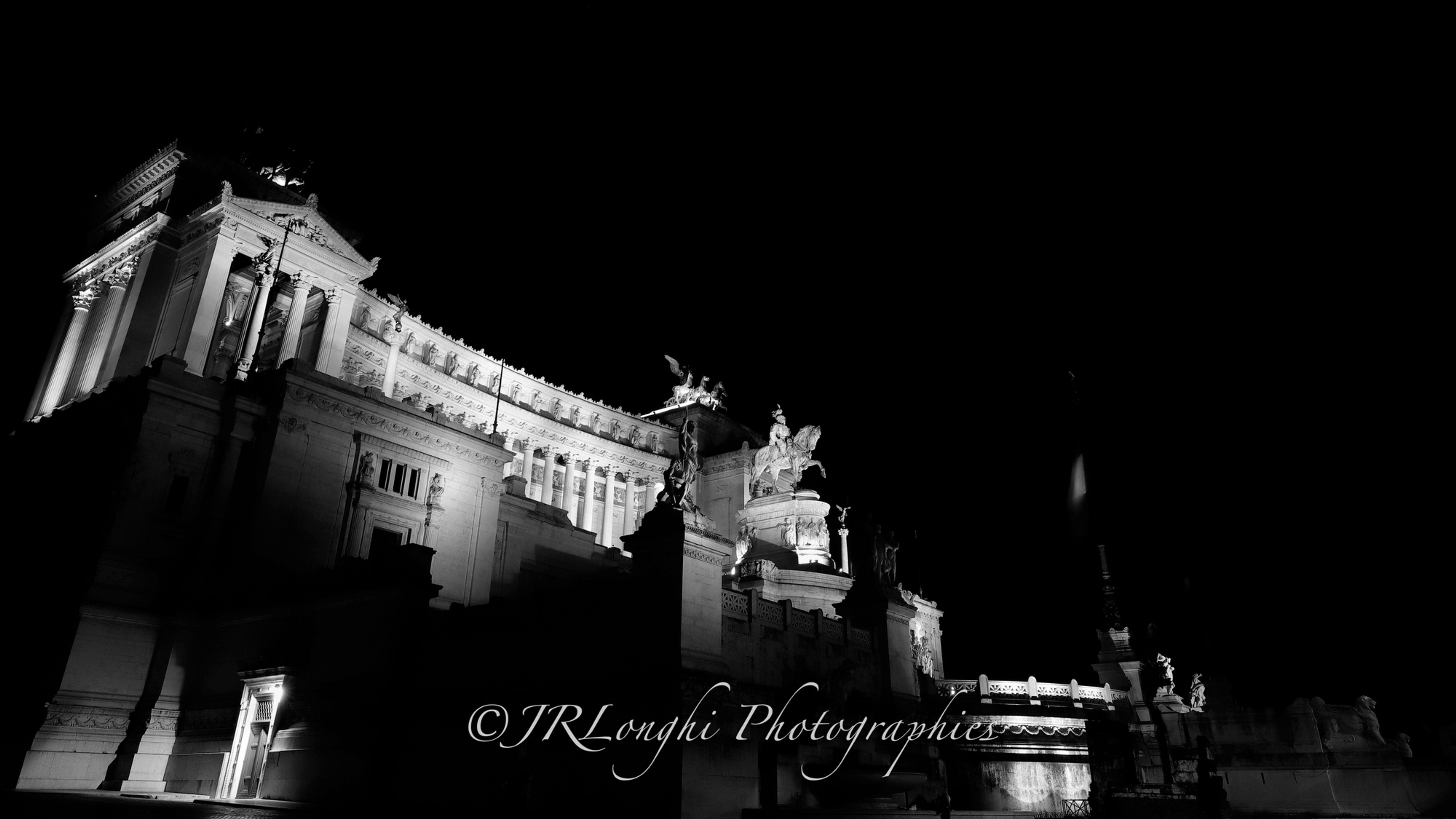 De nuit, noir et blanc, le célèbre monument romain hommage au roi Victor Emmanuel II vu en contre plongée