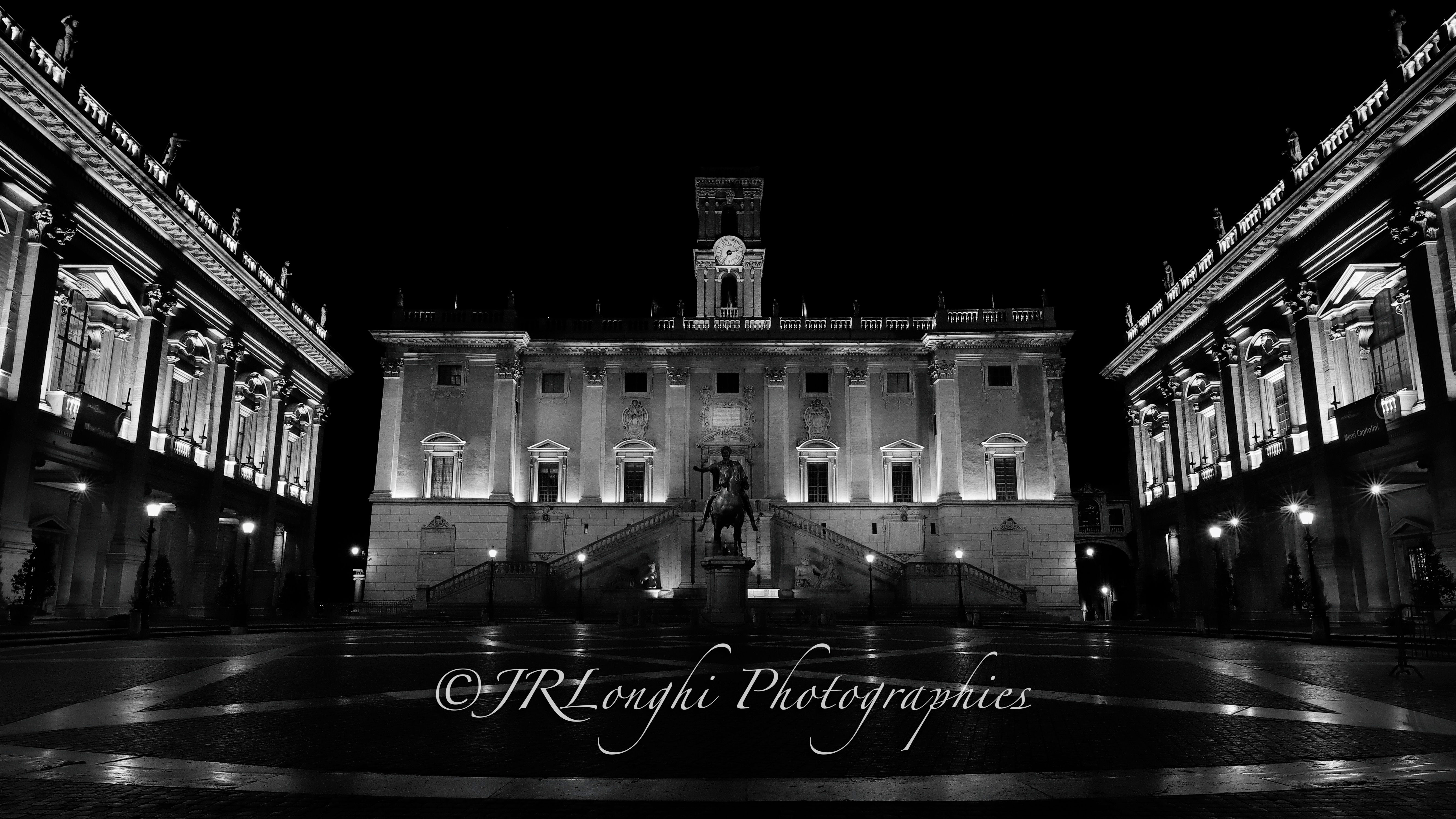 Rome, de nuit, noir et blanc, place du Capitole, en son centre une copie de la statue antique équestre de l'empereur Hadrien