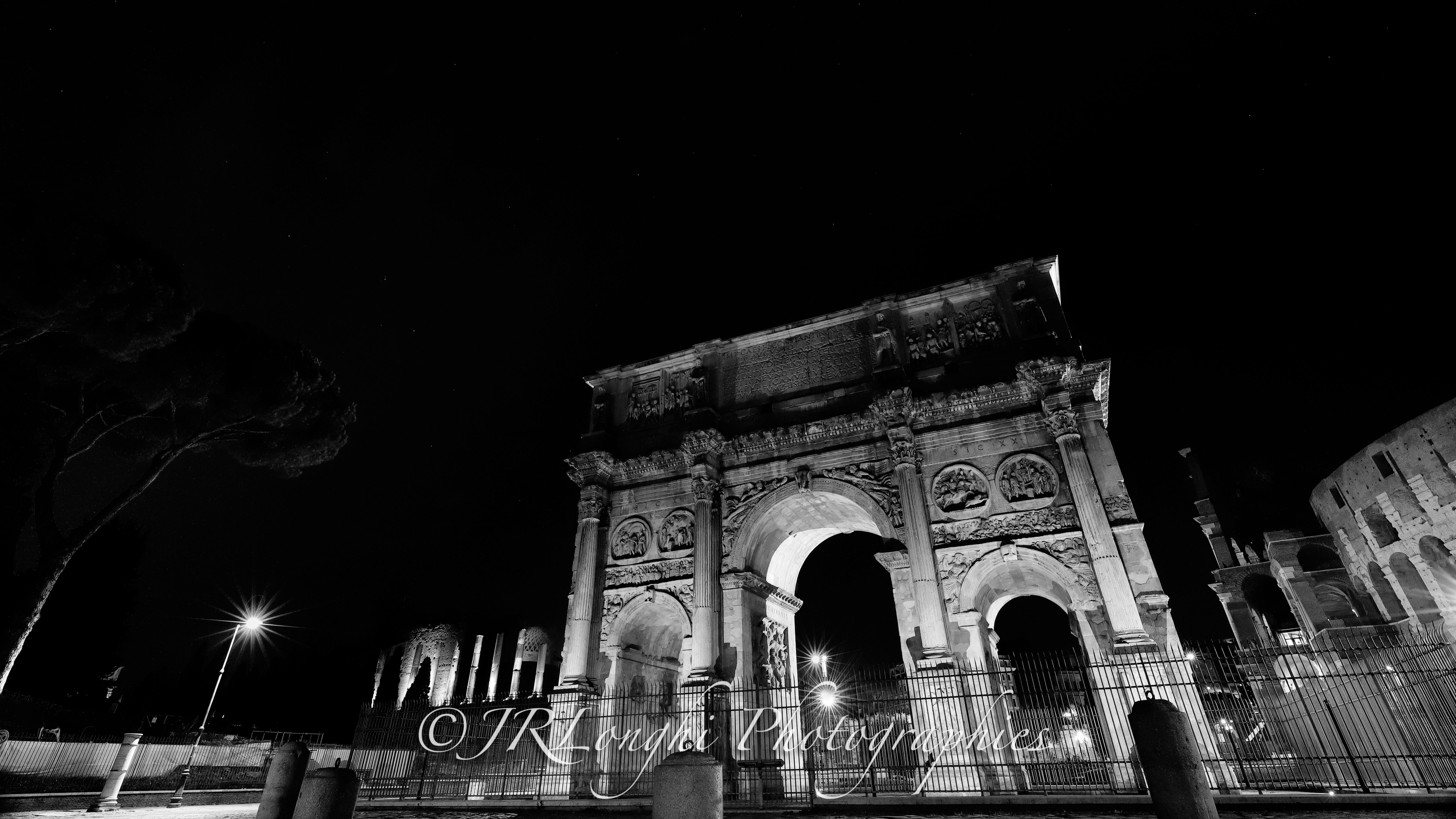 Noir et blanc, de nuit, à Rome, l'arc de triomphe de l'empereur Constantin, à proximité du Colisée