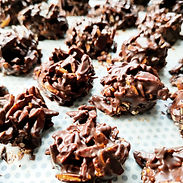 Almond and dark chocolate cluster QQ La Praline