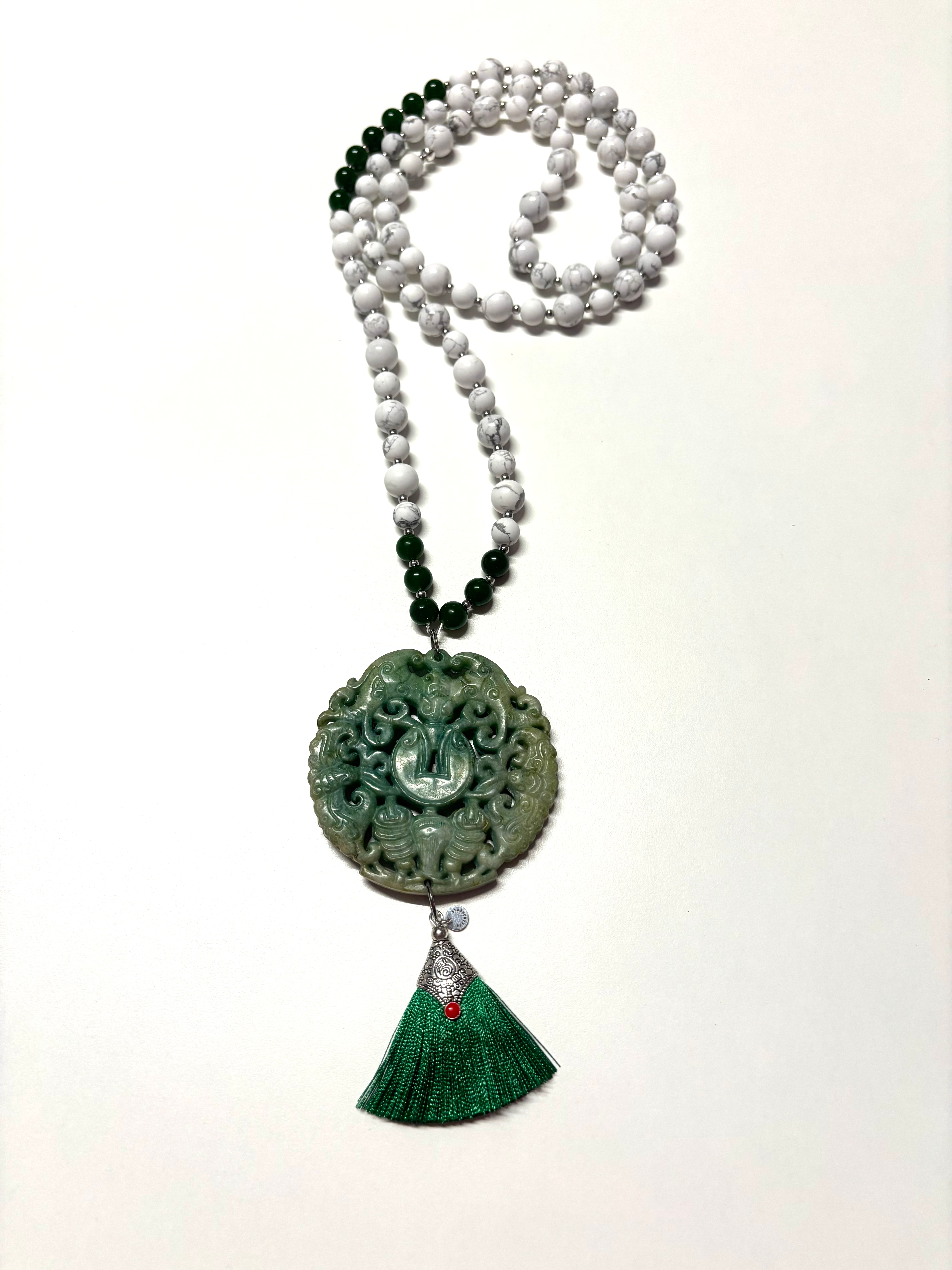 Sautoir en Howlite et Jade  & pendentif en jade vert