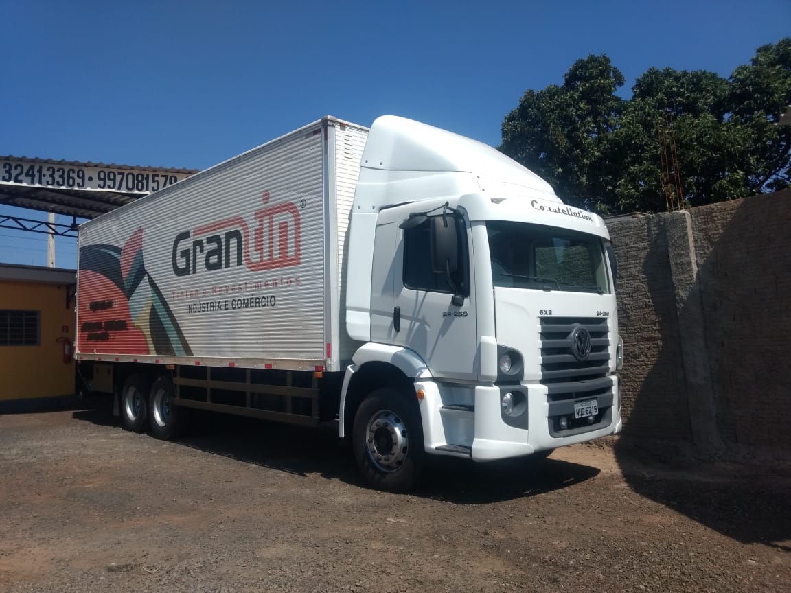 VW 24.250 Baú 8,5