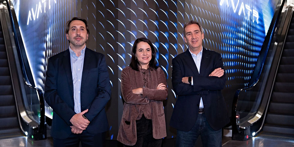 Andres Ciccariello, Gerente vehículos retail y corporativo (izq); Natalia Albanese, Country Manager Uruguay y Omar Daneri, CEO de Grupo Antelo