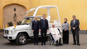 El papa Francisco recibe su primer "papamóvil" eléctrico