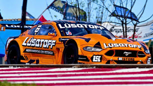 Inédito: Lambiris y su Mustang del TC en las calles de Paysandú