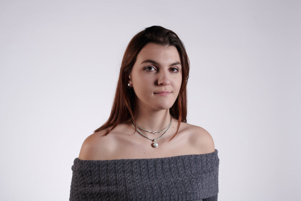 Pearl Necklace on Model Full Face