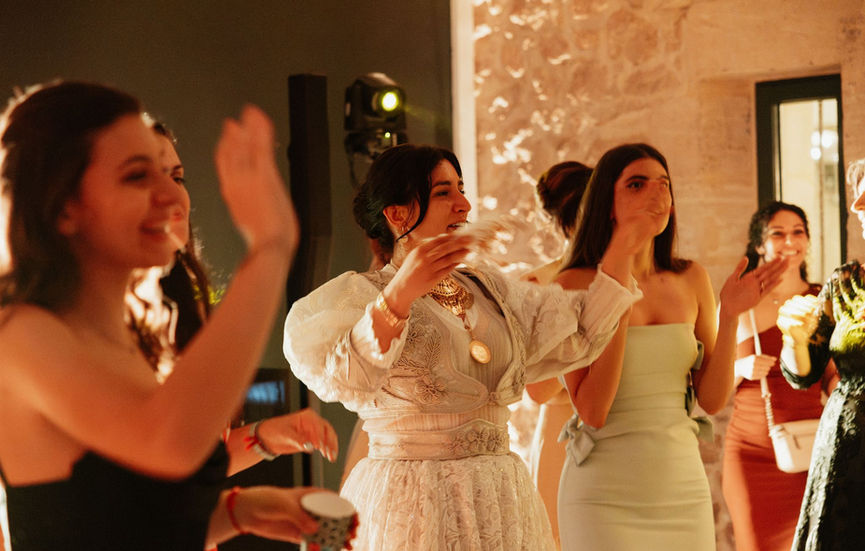Mariée et invitées dansant ensemble pendant une soirée de mariage.