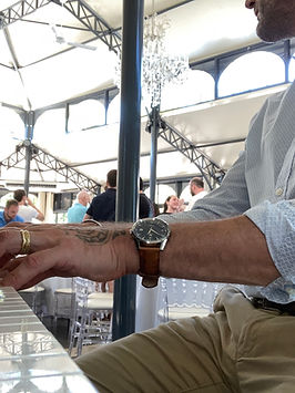 Moment convivial autour d’un verre lors d’un brunch de mariage